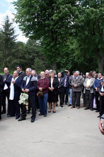 Slujba de sfințire a apei la Izvorul Tămăduirii din orașul Liteni a adunat ieri zeci de oameni