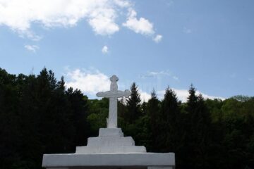 Slujba de sfințire a apei la Izvorul Tămăduirii din orașul Liteni a adunat ieri zeci de oameni