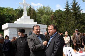 Slujba de sfințire a apei la Izvorul Tămăduirii din orașul Liteni a adunat ieri zeci de oameni