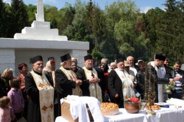 Slujba de sfințire a apei la Izvorul Tămăduirii din orașul Liteni a adunat ieri zeci de oameni