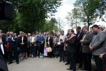 Slujba de sfințire a apei la Izvorul Tămăduirii din orașul Liteni a adunat ieri zeci de oameni