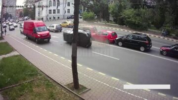 După ce s-a răsturnat pe o parte, șoferul a rămas captiv la volanul mașinii