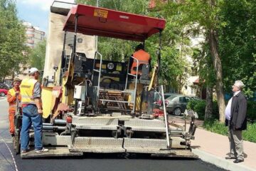 Primul strat de covor asfaltic a fost turnat vineri pe strada Zorilor