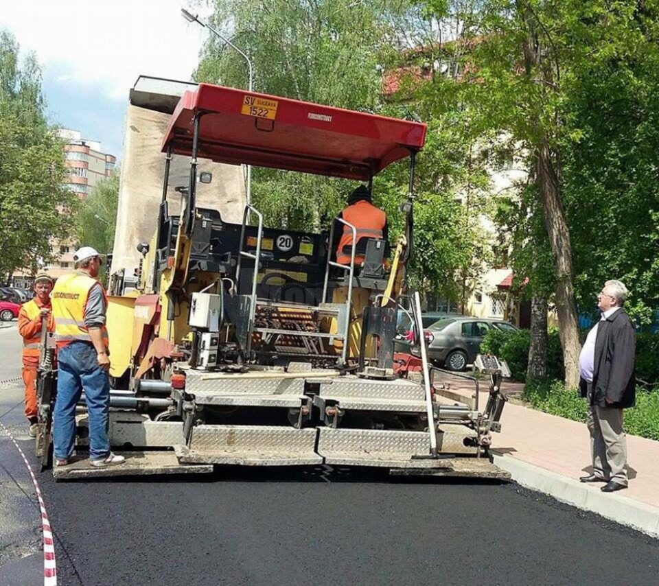 Primul strat de covor asfaltic a fost turnat vineri pe strada Zorilor