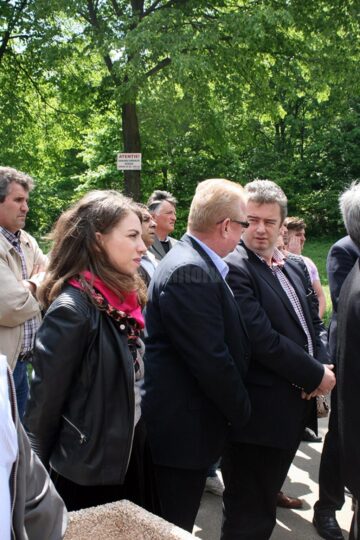 Slujba de sfințire a apei la Izvorul Tămăduirii din orașul Liteni a adunat ieri zeci de oameni