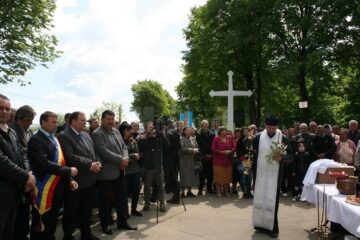 Primarul orașului Liteni, Tomiță Onisii, împreună cu președintele PNL Suceava, Gheorghe Flutur, la slujba de sfințire a apei la Izvorul Tămăduirii
