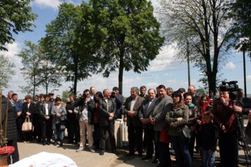 Slujba de sfințire a apei la Izvorul Tămăduirii din orașul Liteni a adunat ieri zeci de oameni