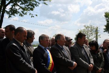 Slujba de sfințire a apei la Izvorul Tămăduirii din orașul Liteni a adunat ieri zeci de oameni