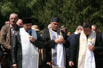 Slujba de sfințire a apei la Izvorul Tămăduirii din orașul Liteni a adunat ieri zeci de oameni