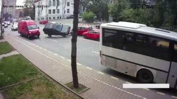 Mașina începe să se răsucească spre dreapta