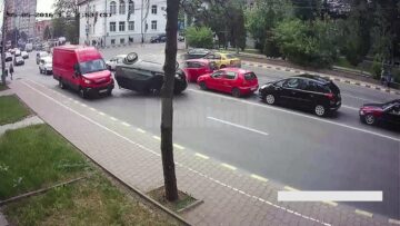 Mașina se rostogolește pe partea dreapta