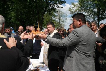 Slujba de sfințire a apei la Izvorul Tămăduirii din orașul Liteni a adunat ieri zeci de oameni
