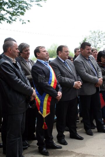 Slujba de sfințire a apei la Izvorul Tămăduirii din orașul Liteni a adunat ieri zeci de oameni