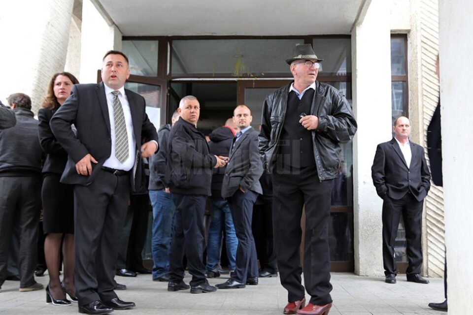 Ou aruncat în geamul Casei Culturii Suceava, înainte de sosirea lui Traian Băsescu la un eveniment PMP