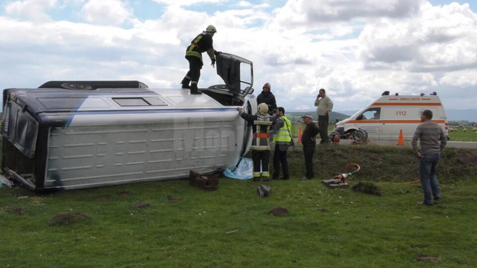 Un bărbat în vârstă de 38 de ani și-a găsit sfârșitul după ce mașina pe care o conducea s-a răsturnat pe un drum județean