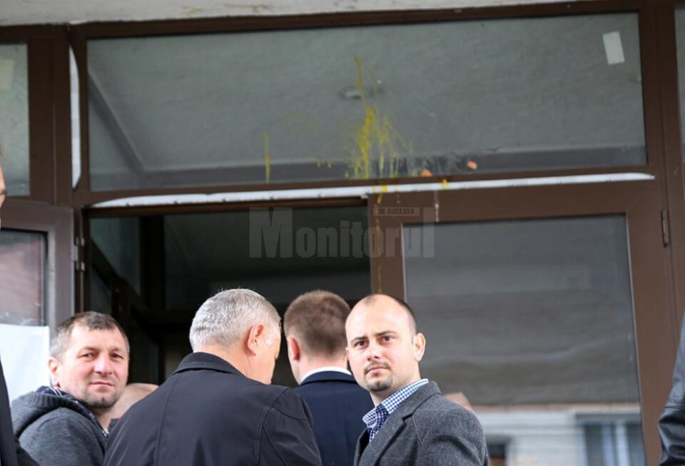 Ou aruncat în geamul Casei Culturii Suceava, înainte de sosirea lui Traian Băsescu la un eveniment PMP