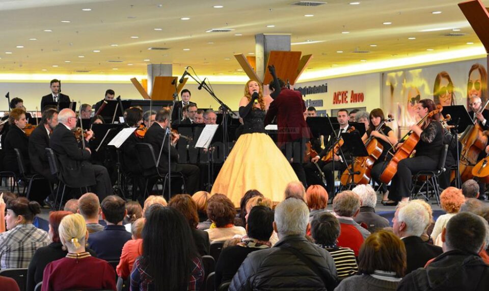 Artiștii Filarmonicii Botoșani și soprana Mediana Vlad, în concert la Iulius Mall Suceava Artiștii Filarmonicii Botoșani și soprana Mediana Vlad, în concert la Iulius Mall Suceava