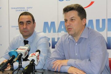 Mircea Petrariu (dreapta), managerul SCS, și Cristian Moroșanu, director al Asociației Chinologice a Județului Suceava