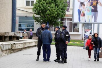 Bărbatul care a aruncat oul a fost oprit de jandarmi pentru că a îmbrâncit ușor o femeie