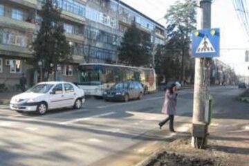 Pietoni ce traversau regulamentar, accidentați luni pe aceeași stradă
