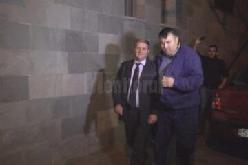 Dănuț Solcan, primarul PNL din Mitocu Dragomirnei, a fost prins ieri după-amiază în flagrant în timp ce lua șpagă 5.000 de lei de la un cioban din sat