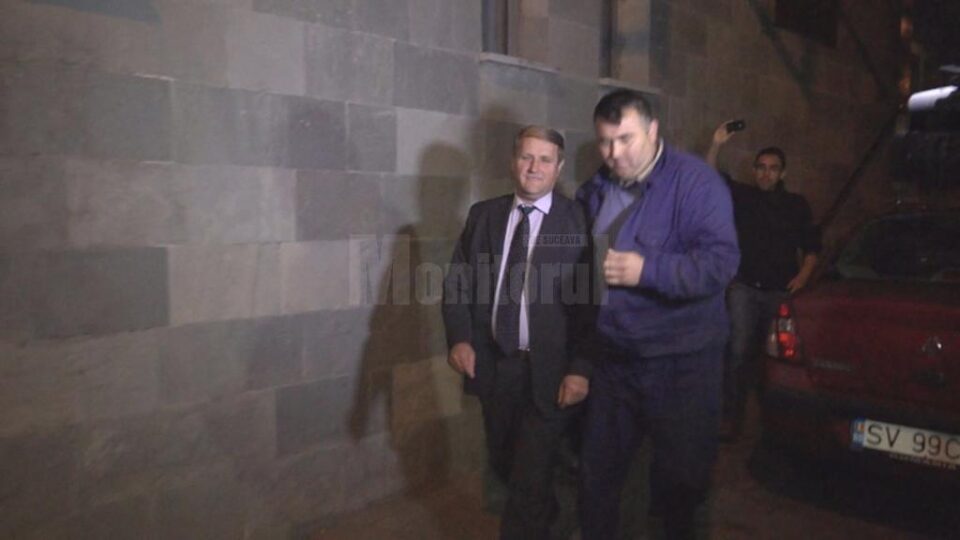 Dănuț Solcan, primarul PNL din Mitocu Dragomirnei, a fost prins ieri după-amiază în flagrant în timp ce lua șpagă 5.000 de lei de la un cioban din sat