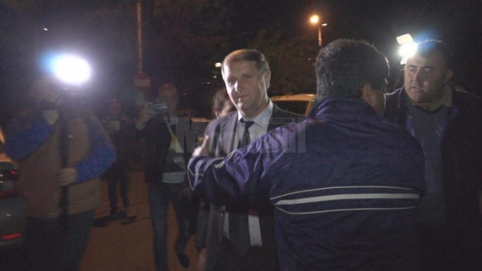 Dănuț Solcan, primarul PNL din Mitocu Dragomirnei, a fost prins ieri după-amiază în flagrant în timp ce lua șpagă 5.000 de lei de la un cioban din sat