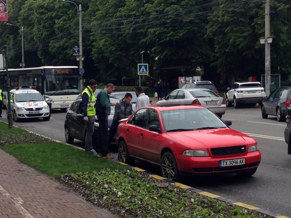 Accidentul de ieri, al treilea produs pe strada Ștefan cel Mare, în interval de două zile