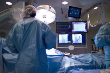 Se poate întâmpla ca doctorul să se îmbolnăvească de la pacient sau să ”agațe” o bacterie de spital. Foto: adevarul.ro