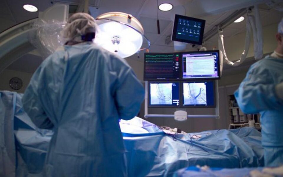 Se poate întâmpla ca doctorul să se îmbolnăvească de la pacient sau să ”agațe” o bacterie de spital. Foto: adevarul.ro Se poate întâmpla ca doctorul să se îmbolnăvească de la pacient sau să ”agațe” o bacterie de spital. Foto: adevarul.ro