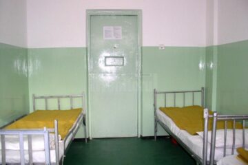 Un șofer care a atacat cu pietre polițiști și un suspect de tentativă de omor au ajuns în arestul Poliției