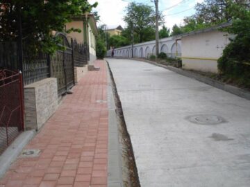 Reparațiile stradale, efectuate în paralel cu refacerea marcajelor rutiere, pe străzile Sucevei