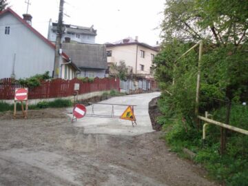 Reparațiile stradale, efectuate în paralel cu refacerea marcajelor rutiere, pe străzile Sucevei