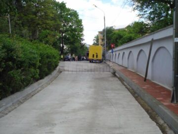 Reparațiile stradale, efectuate în paralel cu refacerea marcajelor rutiere, pe străzile Sucevei
