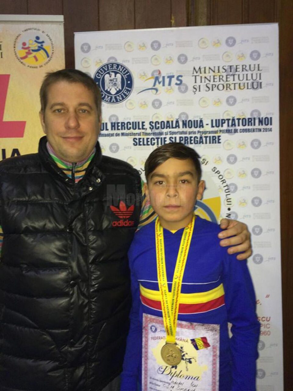 Antrenorul sucevean Daniel Ciubotaru alături de Ioan Bălan, un sportiv de perspectivă pentru luptele sucevene