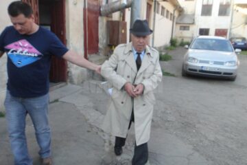 Alexandru Mireuță, în vârstă de 83 de ani, arestat sub acuzația că a violat, împreună cu doi minori, o fată în vârstă de 15 ani