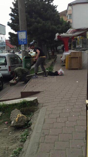 Bărbatul este lovit foarte violent, în mai multe rânduri, de un individ cunoscut în zona Orizont din cartierul Burdujeni ca „Italianu”