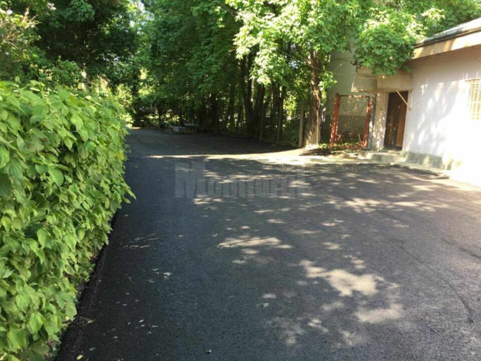 Parcare de reședință de 600 mp, amenajată pe o laterală a bulevardului principal