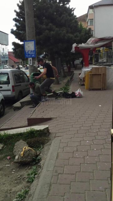 Bărbatul este lovit foarte violent, în mai multe rânduri, de un individ cunoscut în zona Orizont din cartierul Burdujeni ca „Italianu”