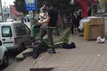 Bărbatul este lovit foarte violent, în mai multe rânduri, de un individ cunoscut în zona Orizont din cartierul Burdujeni ca „Italianu”