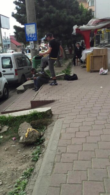Bărbatul este lovit foarte violent, în mai multe rânduri, de un individ cunoscut în zona Orizont din cartierul Burdujeni ca „Italianu”