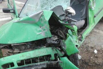 Autoutilitara condusă de bărbat a intrat violent în suportul din beton al unui indicator