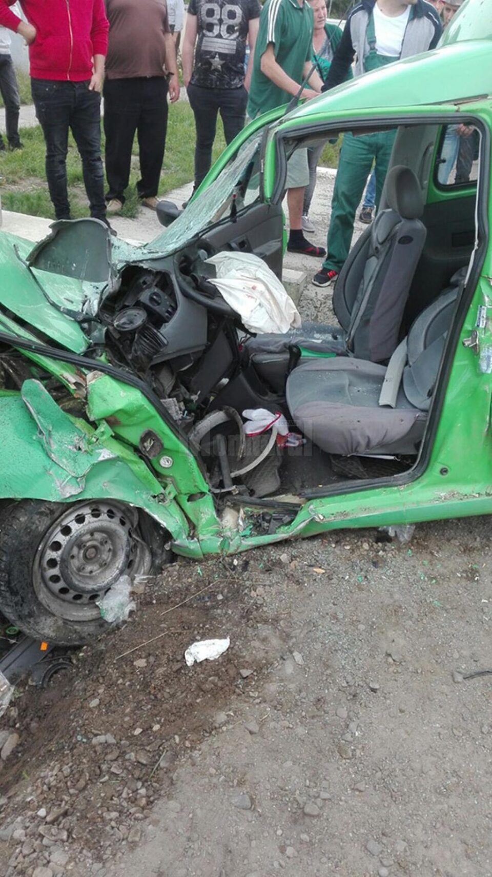 Cel aflat la volan a fost grav rănit, fiind nevoie de descarcerarea lui din interiorul mașinii
