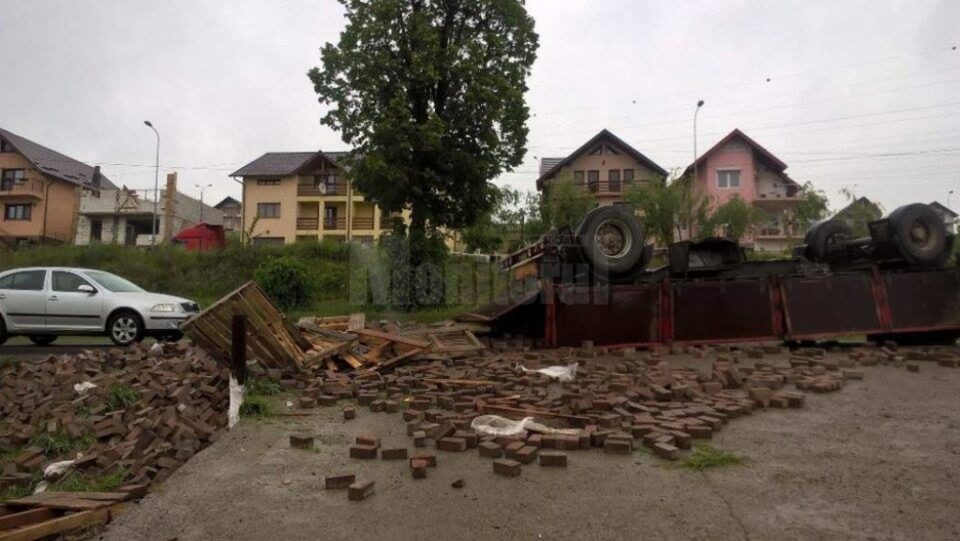 Remorca s-a răsturnat, iar pavelele s-au împrăștiat pe o rază destul de mare