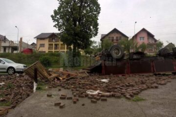 Remorca s-a răsturnat, iar pavelele s-au împrăștiat pe o rază destul de mare
