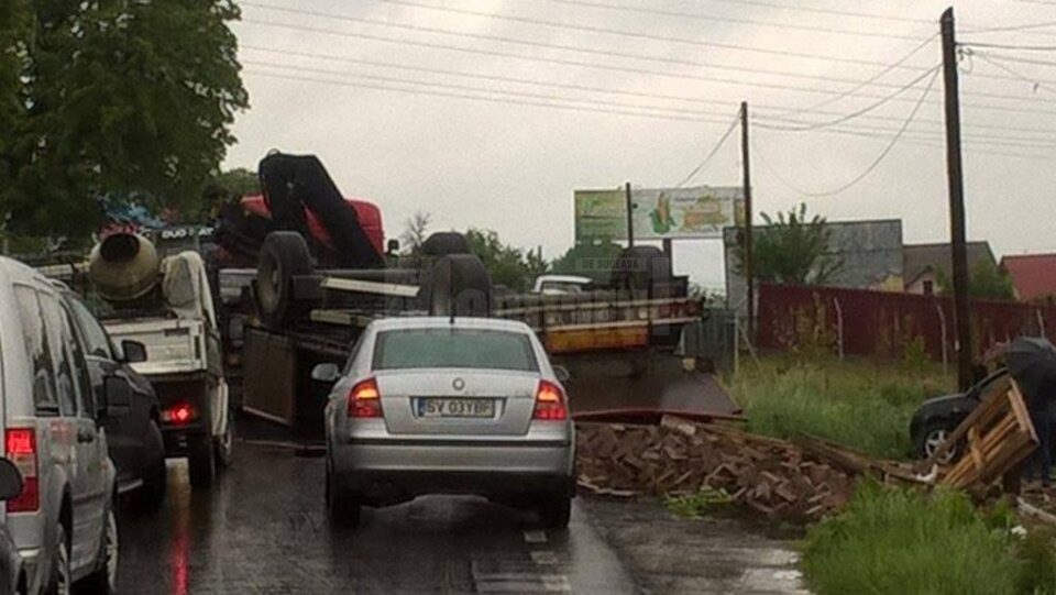 Remorca s-a răsturnat, iar pavelele s-au împrăștiat pe o rază destul de mare
