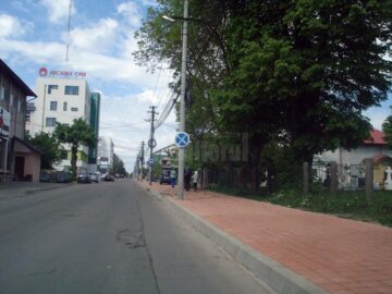 Lucrările de modernizare a străzii Zamcei au fost finalizate la trotuare, urmând să fie turnat și covor asfaltic, pe 8000 de mp