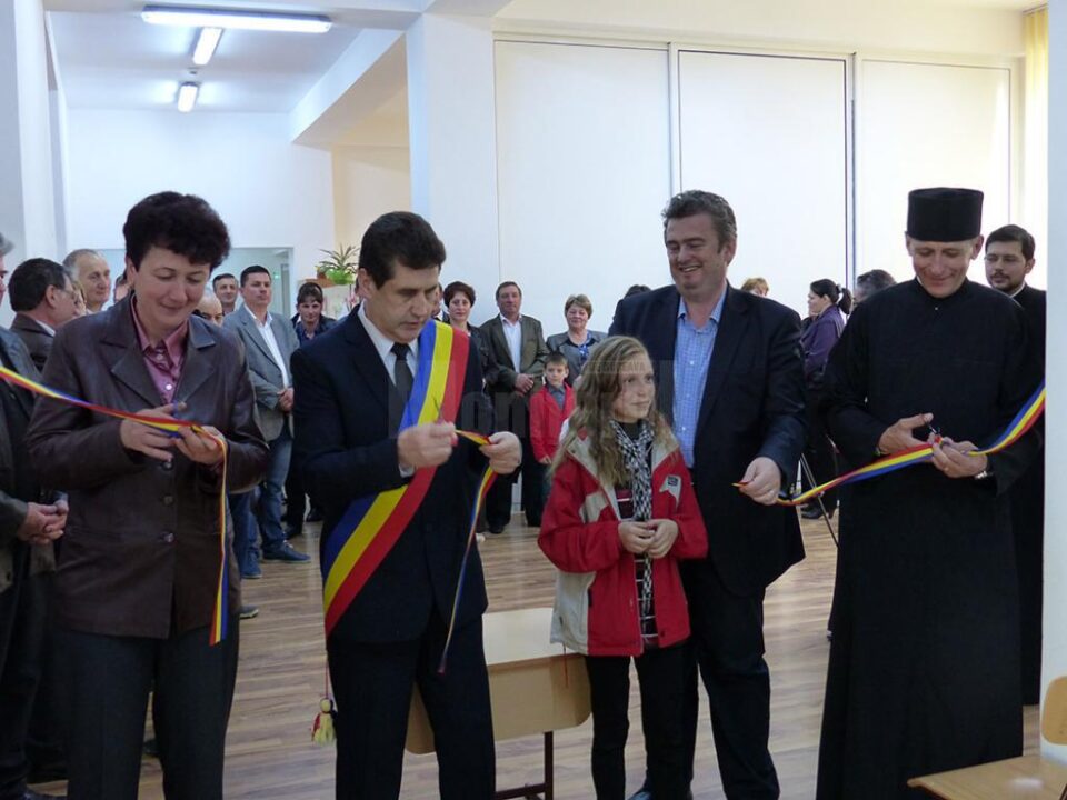Tăierea panglicii noii grădinițe