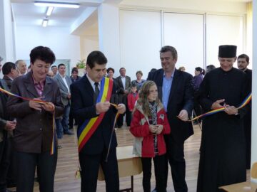 Tăierea panglicii noii grădinițe
