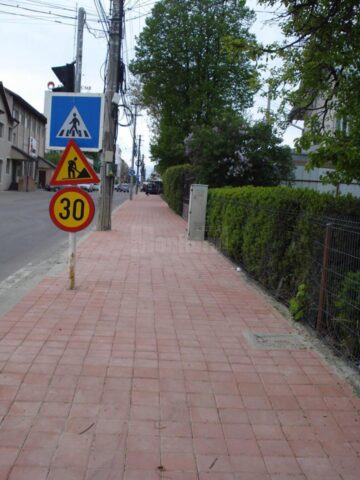 Lucrările de modernizare a străzii Zamcei au fost finalizate la trotuare, urmând să fie turnat și covor asfaltic, pe 8000 de mp